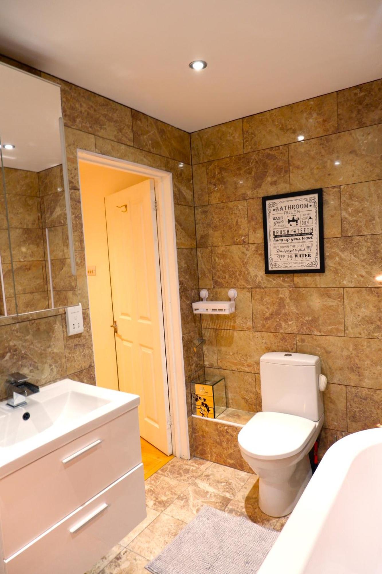 Dundridge Home - Morden Urban Living - Sleeps Up To 9 Guests & Private Parking For 2 Vehicles Bristol Exterior photo